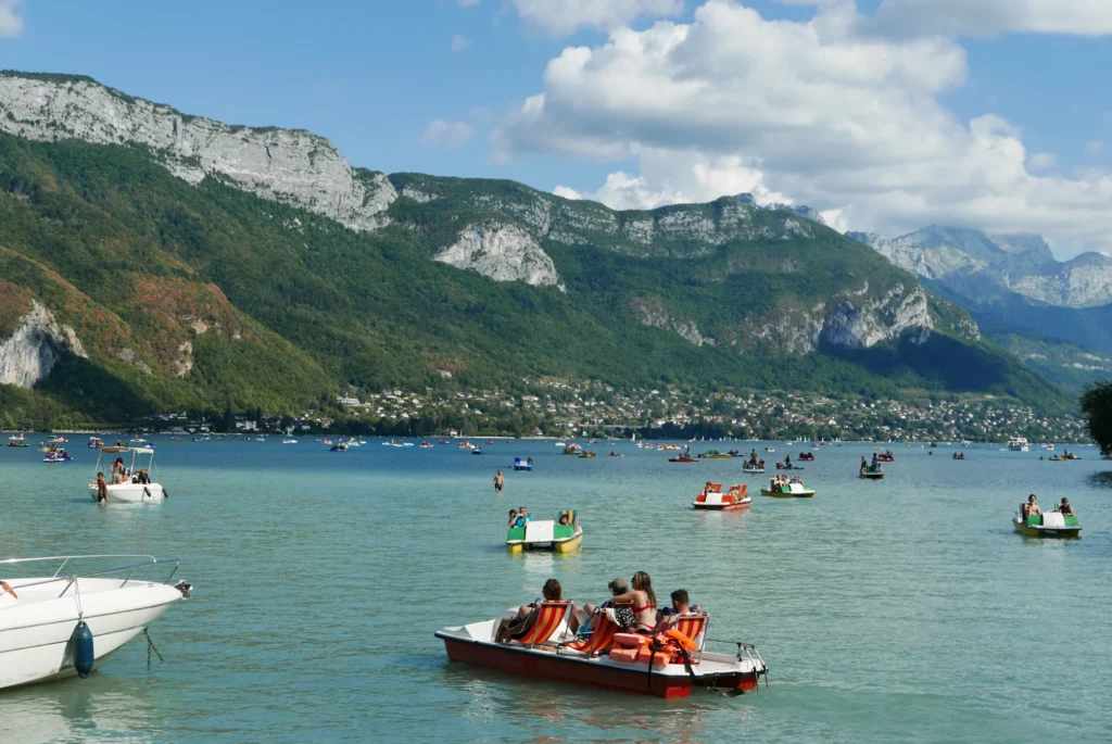 Pédalo sur le lac d'Annecy