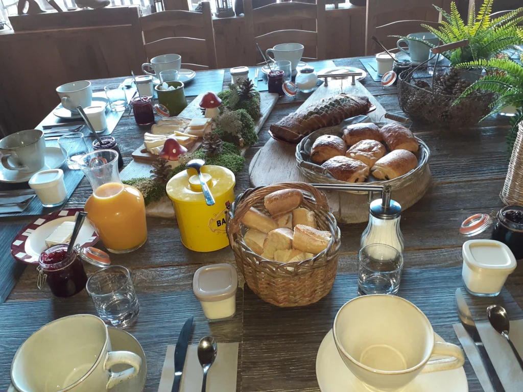 Petit déjeuner servi en chambre d'hôte à Annecy