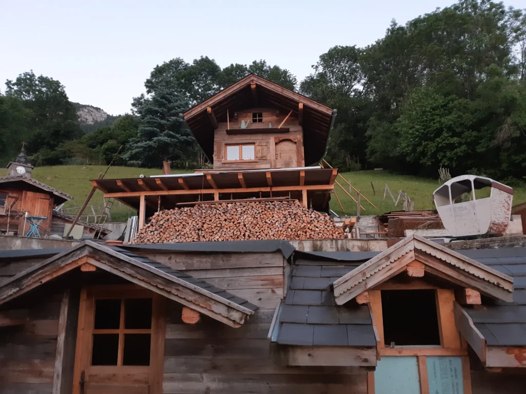 Le mazot de la Cochette pendant sa construction